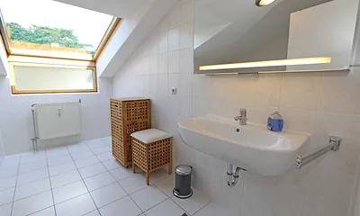 Badezimmer mit Waschbecken