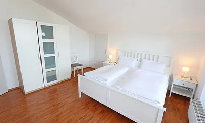 1. Schlafzimmer mit Kleiderschrank