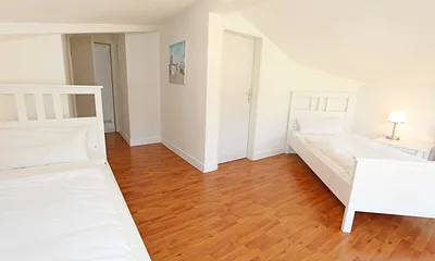 2. Schlafzimmer mit begehbarem Kleiderschrank