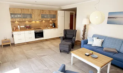 Blick vom Wohnbereich auf die Küchenzeile