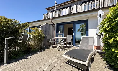 Terrasse mit Bestuhlung und Sonnenliege