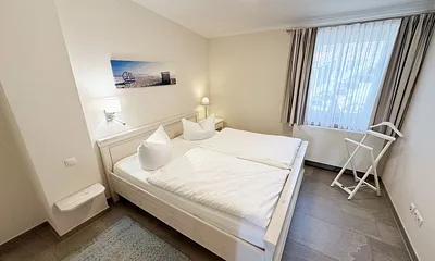 Schlafzimmer mit Doppelbett