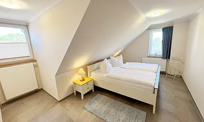 Schlafzimmer mit Doppelbett