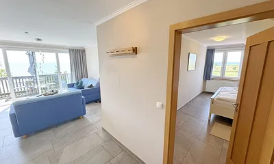 Flurbereich mit Blick ins Wohnzimmer sowie Schlafzimmer