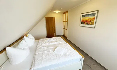 Schlafzimmer mit Doppelbett