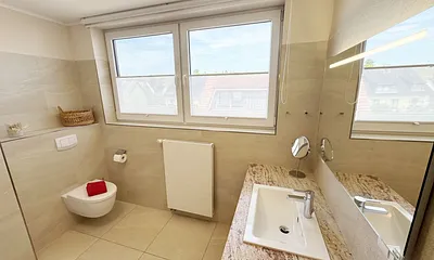 Badezimmer mit Waschbecken und WC