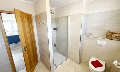 Badezimmer mit Dusche