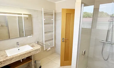 Badezimmer mit Waschbecken und Dusche