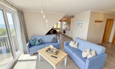 gemütlicher Wohnbereich mit Couch und Tisch