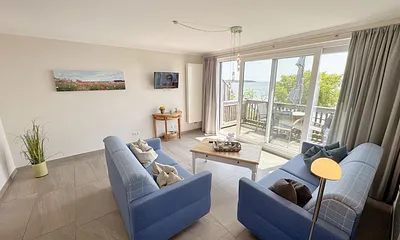 gemütlicher Wohnbereich mit Flachbildfernseher