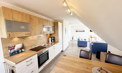 moderne Küchenzeile mit diversen Küchenutensilien