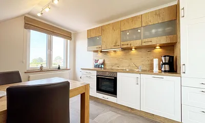 moderne Küchenzeile mit diversen Küchenutensilien