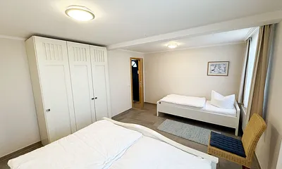 Schlafzimmer mit Doppelbett und Einzelbett