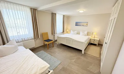 Schlafzimmer mit Nachttischkonsolen