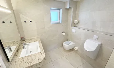 Badezimmer mit WC und Waschbecken