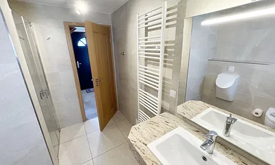 Badezimmer mit Waschbecken