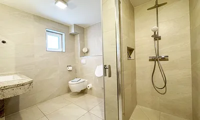 Badezimmer mit ebenerdiger Dusche