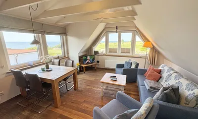 gemütlicher Wohnbereich mit Couch und Sessel