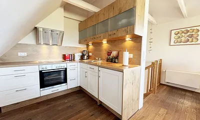 Küchenzeile mit Blick zur Treppe ins Untergeschoss