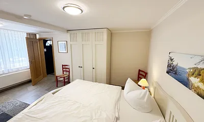 Schlafzimmer mit Doppelbett und Einzelbett