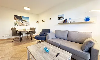 gemütliches Wohnzimmer mit Couch