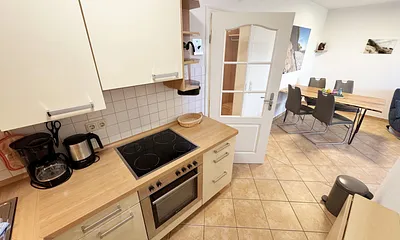 Blick von der Küchenzeile in den Wohn-/Essbereich