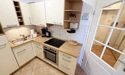 moderne Küchenzeile mit kleinen Küchenhelfern