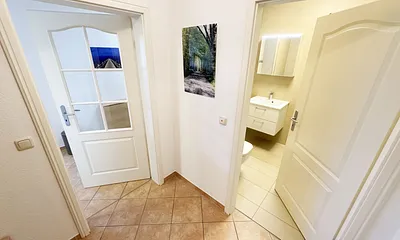 Flurbereich mit Blick ins Badezimmer