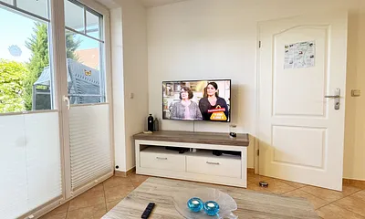 gemütliches Wohnzimmer mit LED-TV