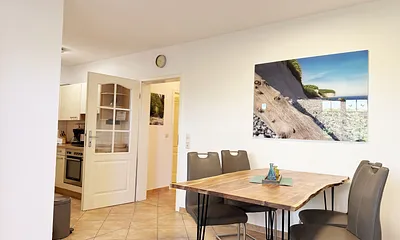 Essbereich mit Stühlen