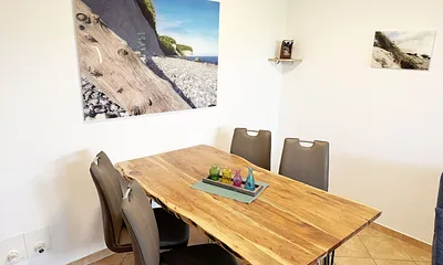 Essbereich mit Stühlen