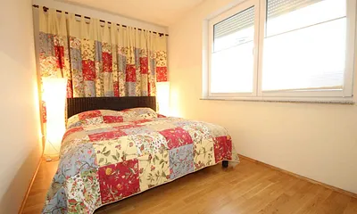 Schlafzimmer mit Doppelbett (1,60 m x 2,00 m) und geräumigem Kleiderschrank