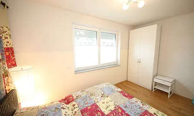 Schlafzimmer mit Doppelbett (1,60 m x 2,00 m) und geräumigem Kleiderschrank