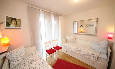 Schlafzimmer mit 2 Einzelbetten (0,90 m x 2,00 m), Kleiderschrank und 23 Zoll LCD-TV