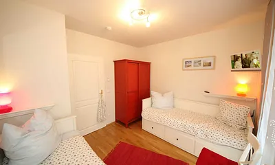 Schlafzimmer mit 2 Einzelbetten (0,90 m x 2,00 m), Kleiderschrank und 23 Zoll LCD-TV