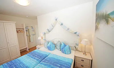 Schlafzimmer mit Doppelbett (1,80 m x 2,00 m), Nachttischkonsolen und Kleiderschrank