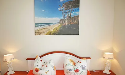 Schlafzimmer mit Doppelbett (1,40 m x 2,00 m), Nachttischkonsolen und Kleiderschrank