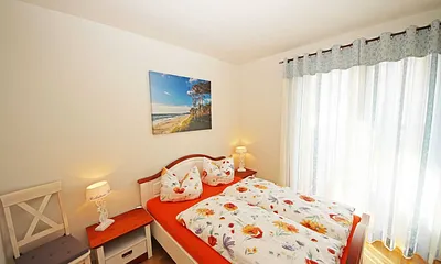 Schlafzimmer mit Doppelbett (1,40 m x 2,00 m), Nachttischkonsolen und Kleiderschrank