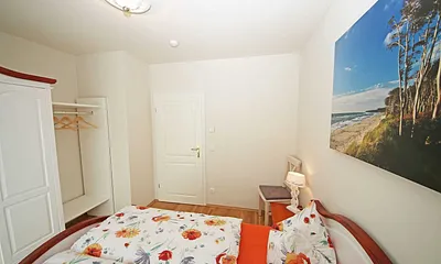 Schlafzimmer mit Doppelbett (1,40 m x 2,00 m), Nachttischkonsolen und Kleiderschrank