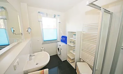 Tageslichtbad mit Dusche, Waschtisch, Kosmetikspiegel, Fön, WC und Waschmaschine