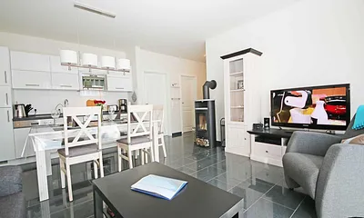 Wohnraum mit gemütlicher Couch, Leselampe, Smart-TV, Blu-Ray-Player und einer Stereoanlage mit DAB-Radio