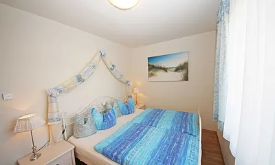 Schlafzimmer mit Doppelbett (1,80 m x 2,00 m), Nachttischkonsolen und Kleiderschrank