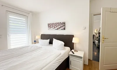 2.Schlafzimmer mit Doppelbett und Nachttischkonsolen