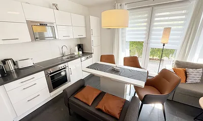 Küchenzeile mit diversen Küchenutensilien