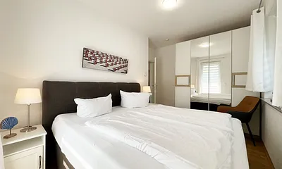 2.Schlafzimmer mit Doppelbett und Kleiderschrank