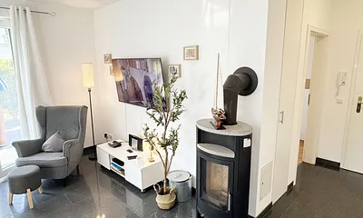 gemütlicher Wohnbereich mit Kamin und Flachbild-TV