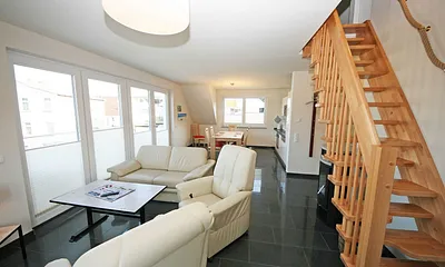 Wohnraum mit gemütlicher Couch, Sessel, LED-TV und Stereoanlage