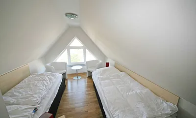 Schlafzimmer (Dachgeschoss) mit 2 Einzelbetten (die auch als Doppelbett gestellt werden können), begehbarer Kleiderschrank, verdunkelbare Plissee