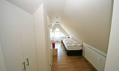 Schlafzimmer (Dachgeschoss) mit 2 Einzelbetten (die auch als Doppelbett gestellt werden können), begehbarer Kleiderschrank, verdunkelbare Plissee