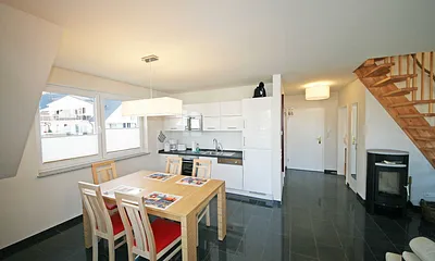 Essecke mit Tisch und Stühlen